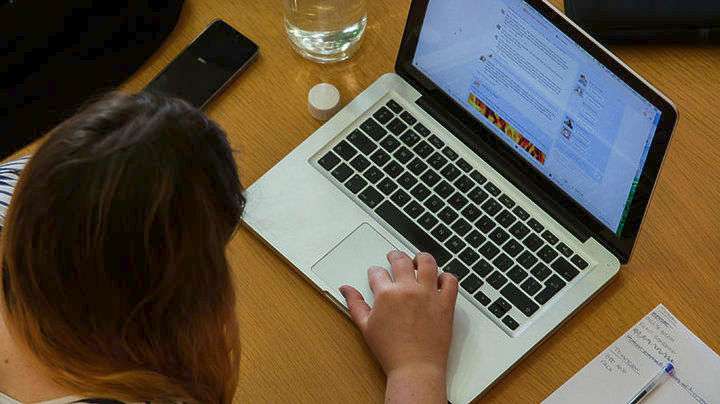 Παιδί μπροστά σε οθόνη υπολογιστή