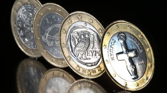 Νομίσματα ευρώ — σύμβολο της οικονομικής πίεσης στους μισθούς